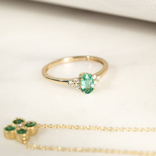 Zásnubní prsten se smaragdem a diamanty Sheldo