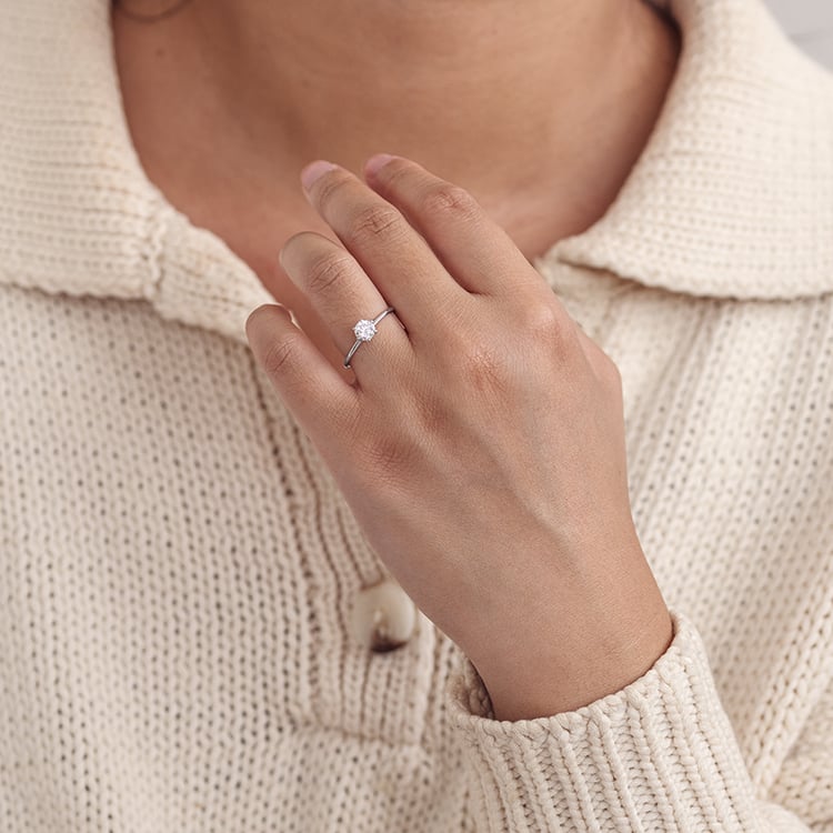 Zdobený zásnubní prsten s diamanty Donia 129182