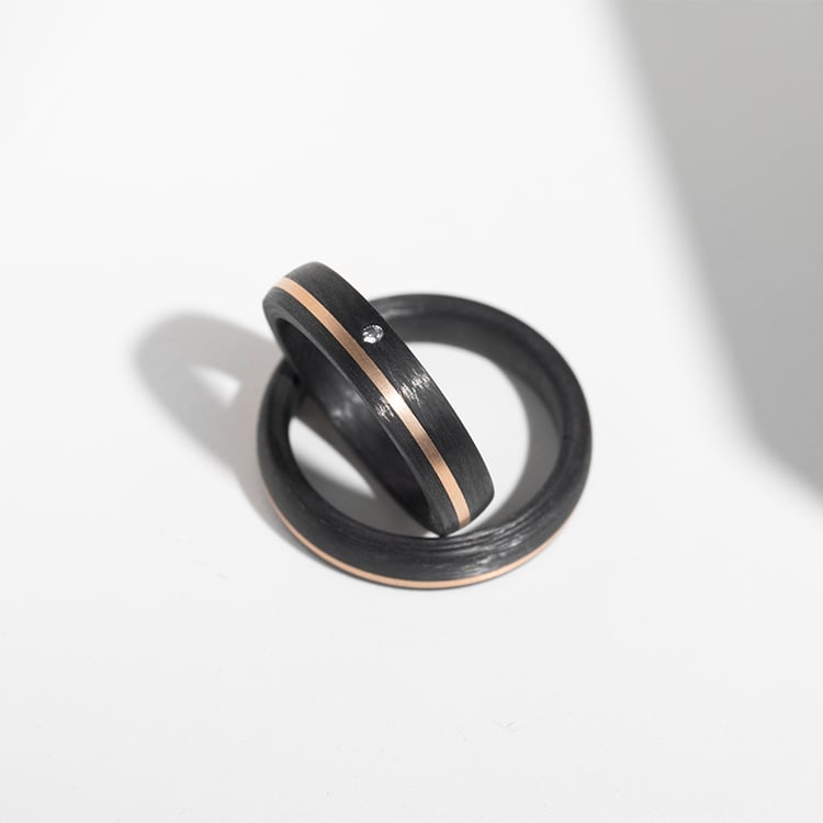 Mírně zaoblený snubní prsten z karbonu a zlata s diamantem Lise 143121