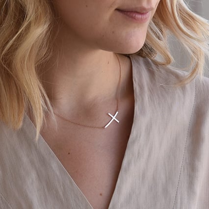 Křížek v zlatém náhrdelníku Sanitea