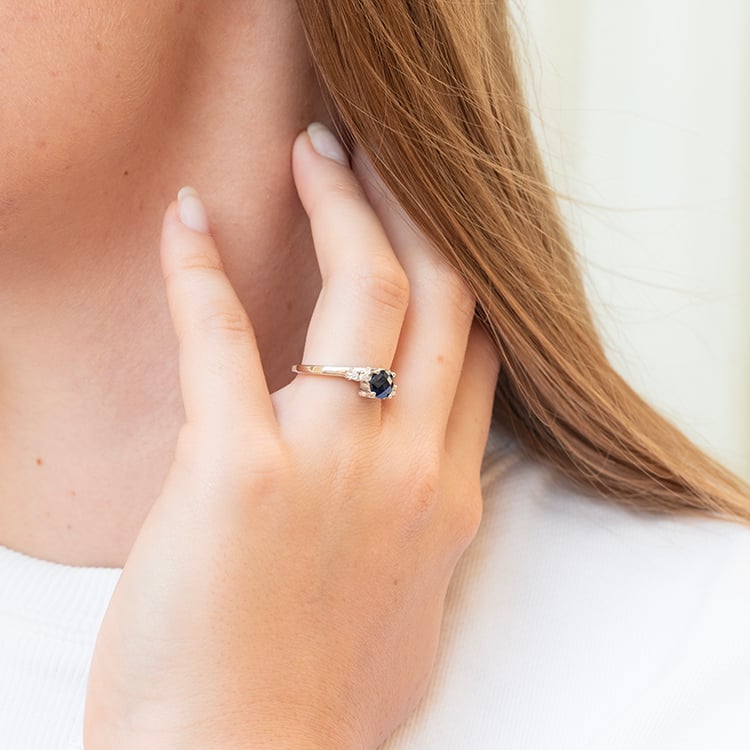 Zlatý prsten s lab-grown safírem a diamanty Nagi 144203