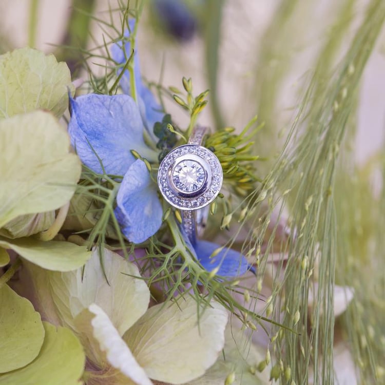 Zásnubní prsten z platiny s diamanty 12200