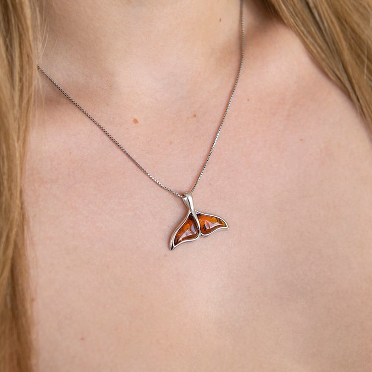  Jantarový velrybí ocas ve stříbrném přívěsku Fin 107869