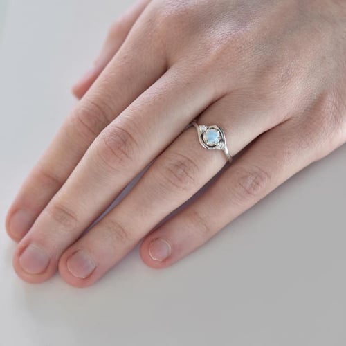Zlatý zásnubní prsten s fazetovaným opálem a diamanty Eleie