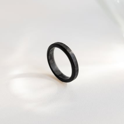 Plochý snubní prsten z karbonu se zkosenými hranami Versiss