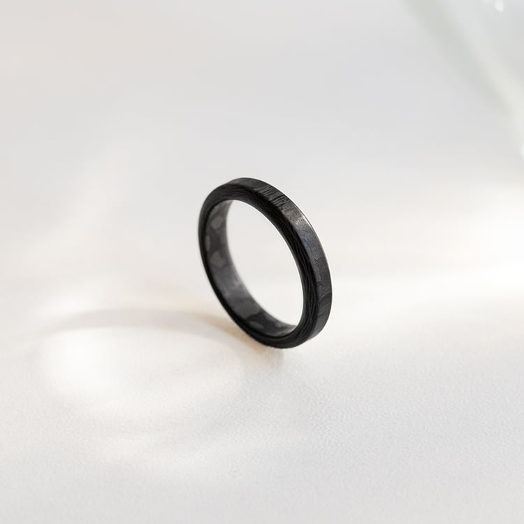 Plochý snubní prsten z karbonu se zkosenými hranami Versiss 146069