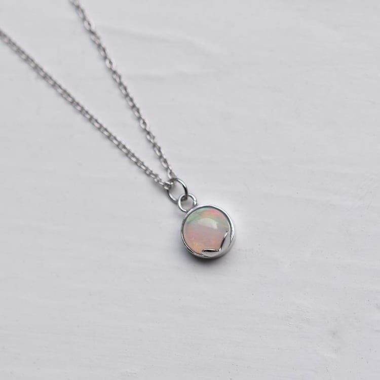 Zlatý přívěsek s okrouhlým opálem 51560