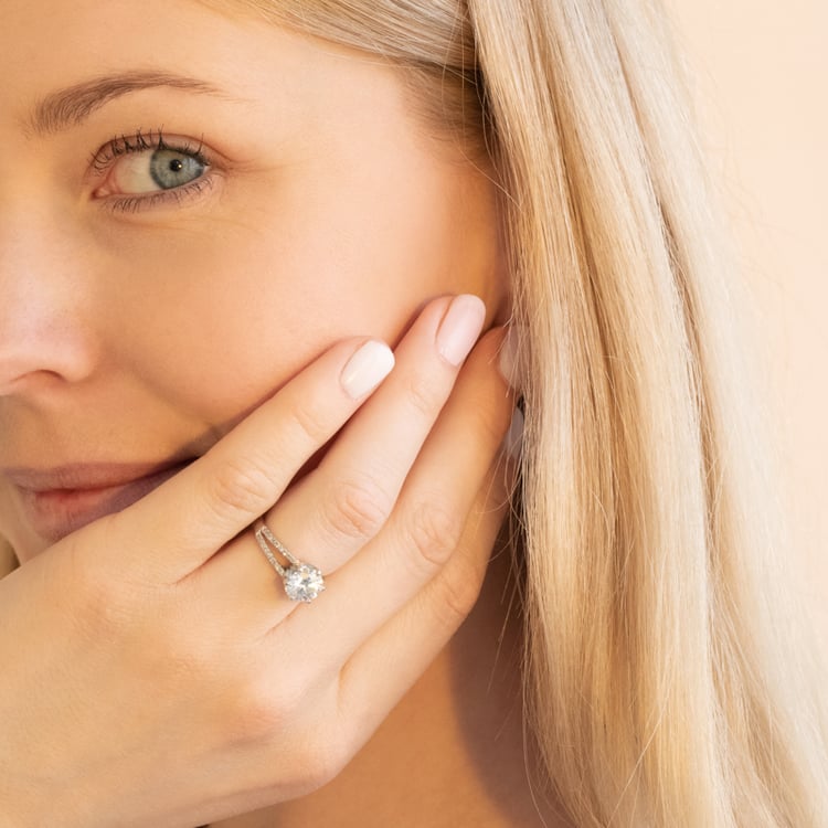 Zásnubní prsten s moissanitem a lab-grown diamanty Brianna 100953