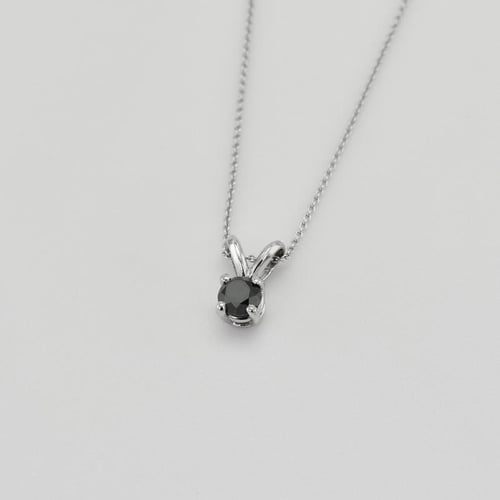 Černý diamant v přívěsku Lalom