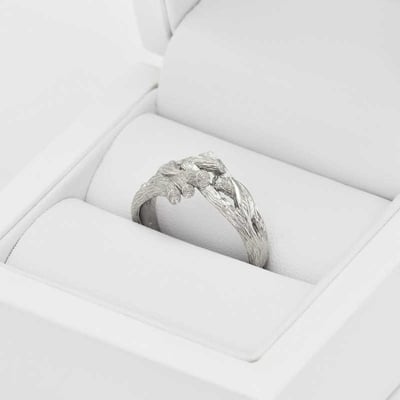 Platinový prsten s přírodním motivem