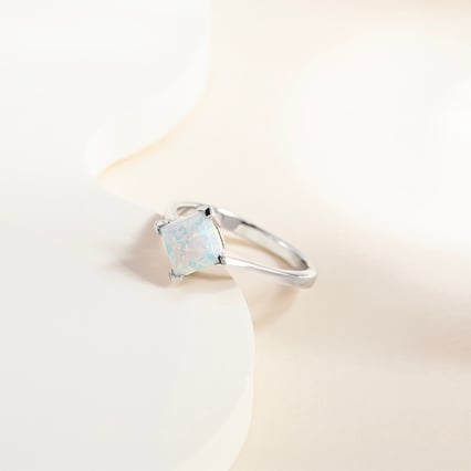 Stříbrný prsten s bílým princess opálem Neola