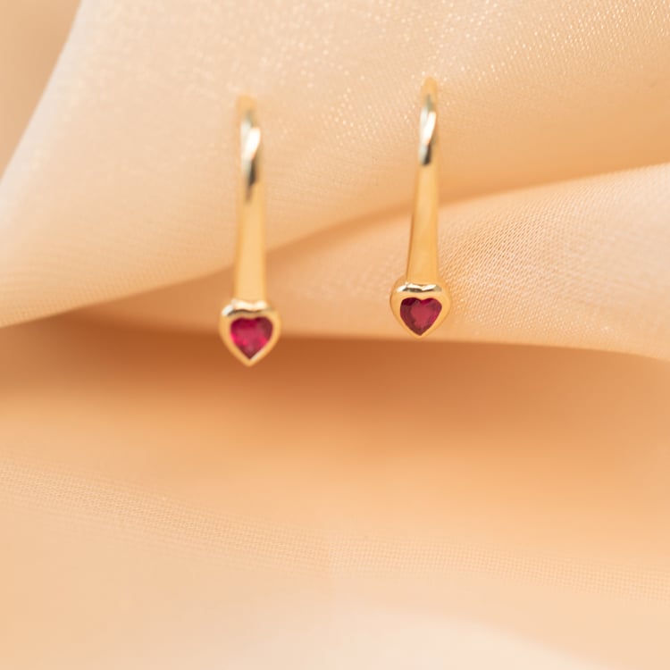 Visací náušnice s rubínovými srdíčky Levy 101719