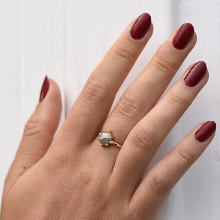 Prsten s šedým hexagon diamantem a bílými diamanty 47591