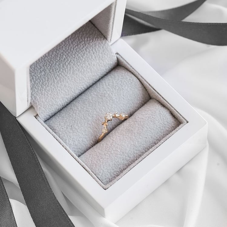 Vykrojený měsíčkový prsten s diamantem a moissanity Kristy 98787