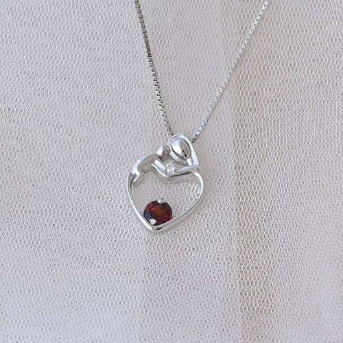 Stříbrný přívěsek matka a dítě s granátem a diamantem Ella