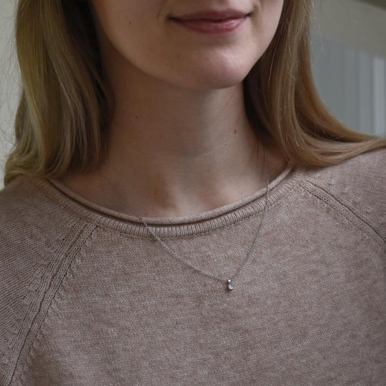 Jednoduchý náhrdelník s diamantem v bezel osazení 50637