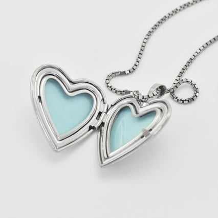 Stříbrný srdíčkový přívěsek s psí tlapkou Vretu