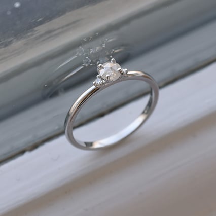 Zlatý prsten se salt and pepper diamantem Hye