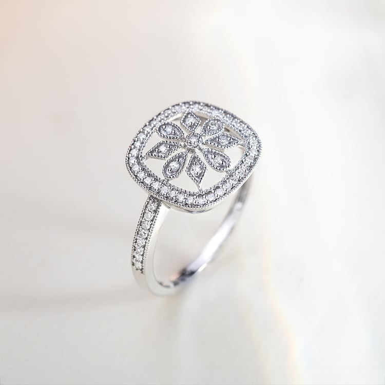 Zlatý prsten s diamantovým květem Liliane 152022