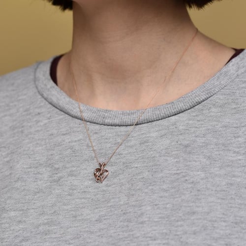 Stříbrný přívěsek ve tvaru srdce s černým a bílým diamantem Lynelle