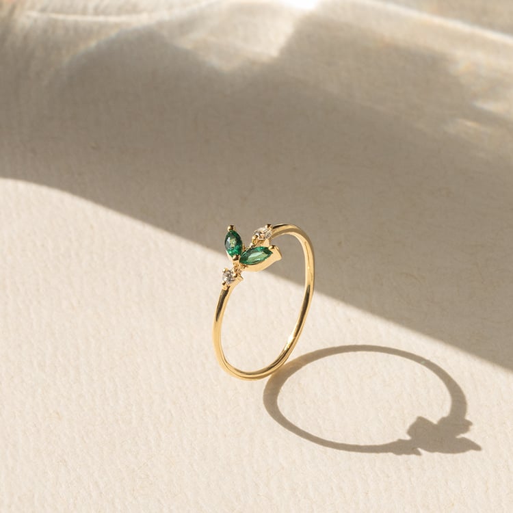 Stříbrný cluster prsten s lab-grown smaragdy a diamanty Chace 138726