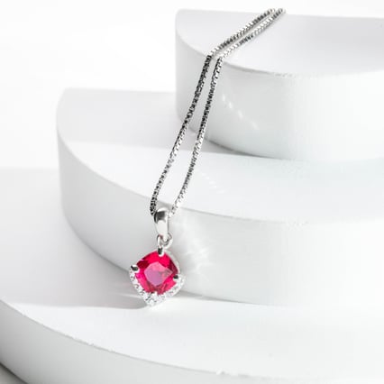 Stříbrný přívěsek se simulovaným rubínem Augustin