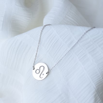 Zlatý náramek se znamením a diamantem Lev