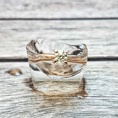 Zásnubní prsten s diamantem