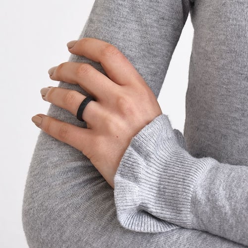 Mírně zaoblený dámský snubní prsten z karbonu Naest