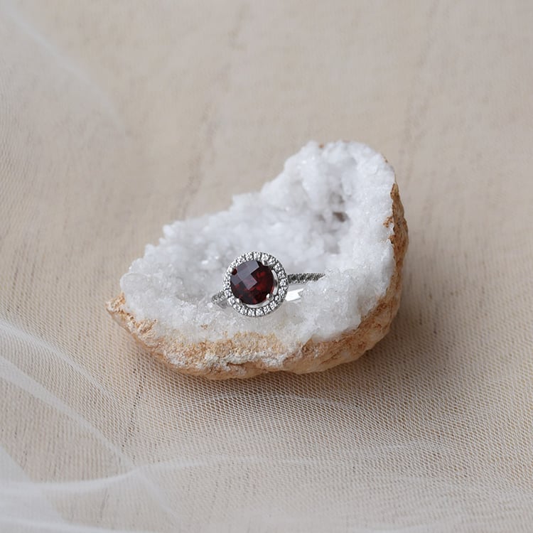 Halo prsten s granátem a bílými topazy 66436