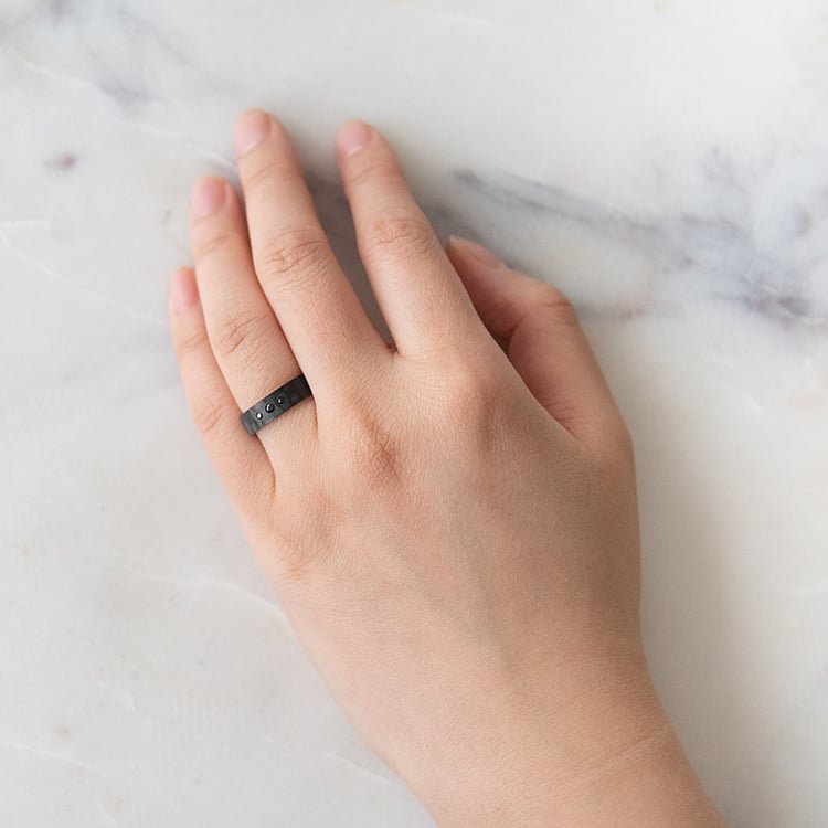 Ploché snubní prsteny z karbonu a zlata s černými diamanty Walker 97557