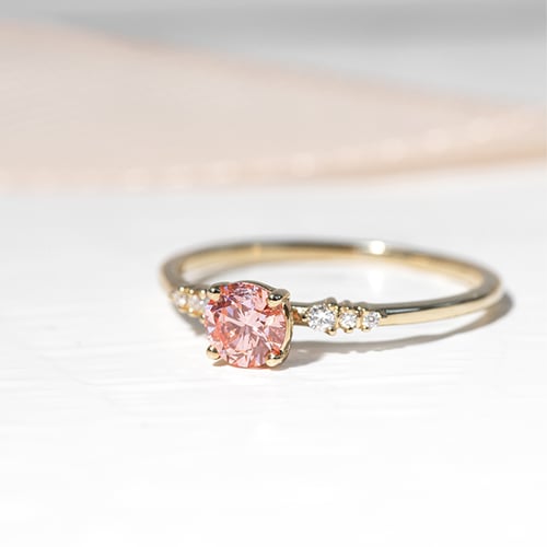 Zásnubní prsten s certifikovaným fancy pink lab-grown diamantem Amity
