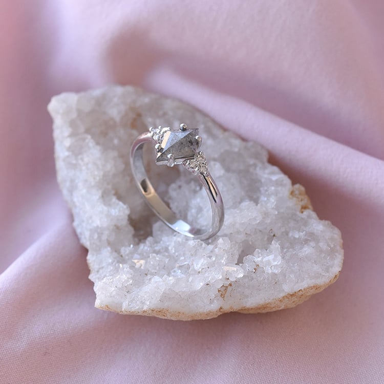 Prsten se salt and pepper diamantem 67504