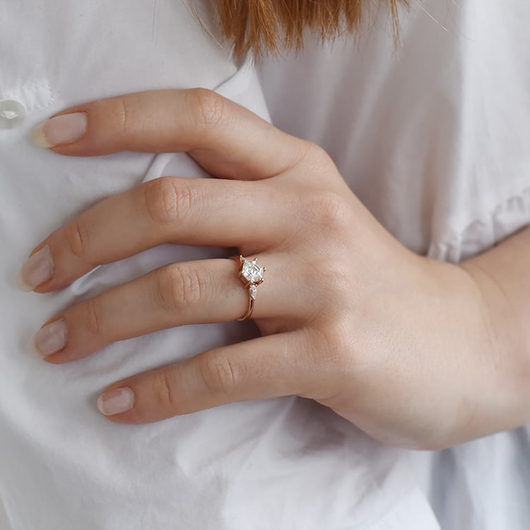 Prsten s moissanitem a pear diamanty 90256