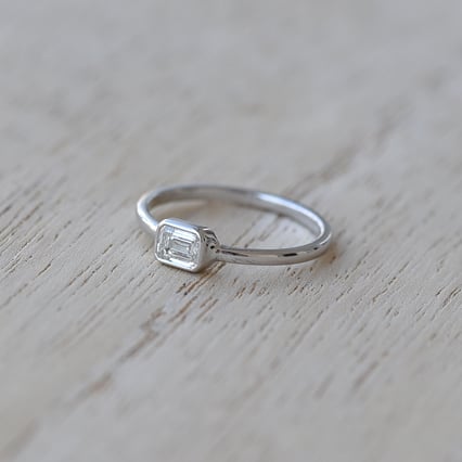 Zásnubní prsten s emerald diamantem Sade