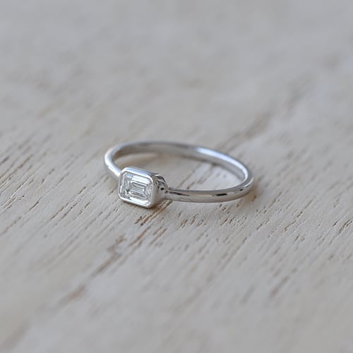 Zásnubní prsten s emerald diamantem Sade