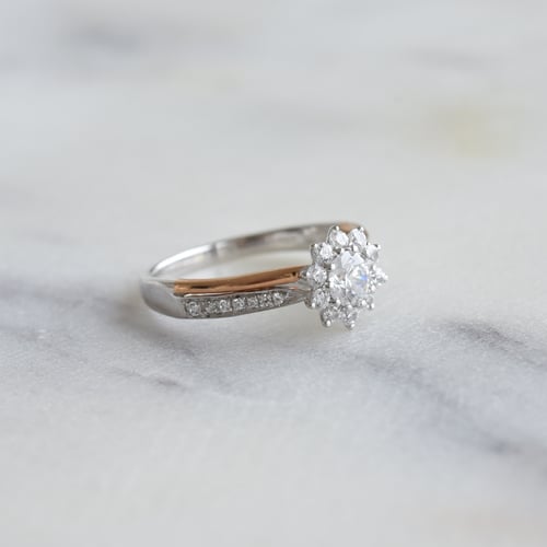 Zásnubní prsten s diamanty ve tvaru květiny Evander