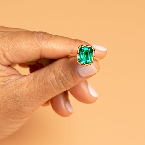 Zlatý bezel prsten s emerald lab-grown smaragdem Moly
