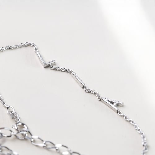 Stříbrný náhrdelník se 3 písmenky a lab-grown diamanty Lupe