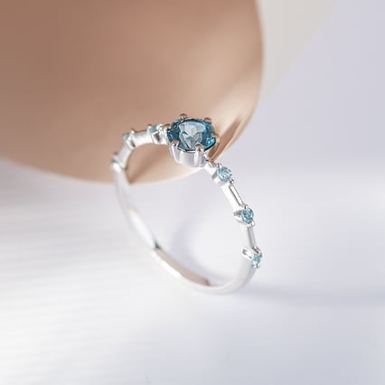 Prsten s londýnským topazem a postranními švýcarskými topazy Imelda