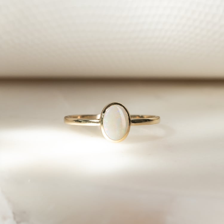 Zlatý minimalistický prsten s oválným opálem Plaire 131905