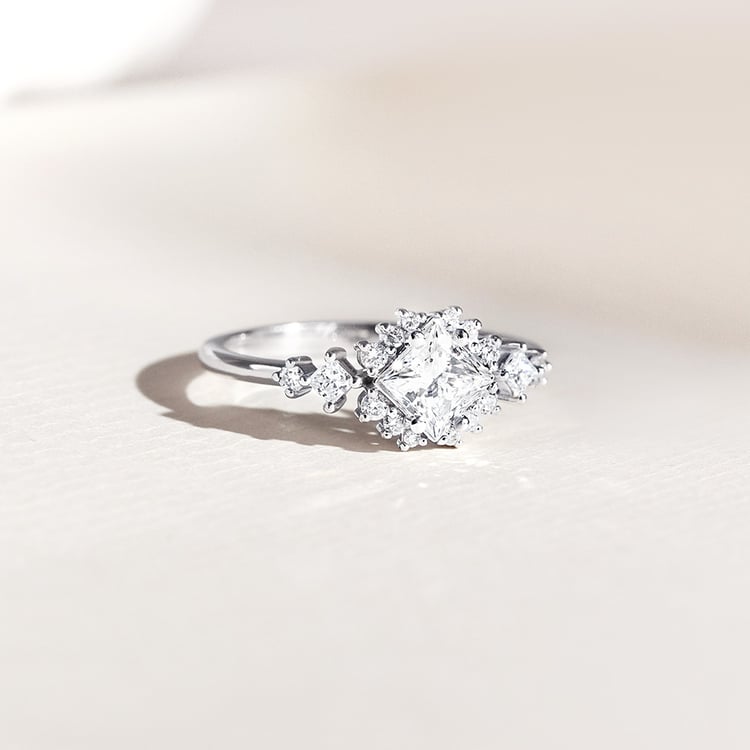 Zásnubní prsten z bílého zlata s princess lab-grown diamantem Medrie 158498