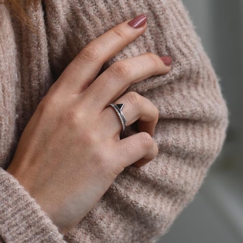 Zásnubní set prstenů ze zlata s černým trojúhelníkovým diamantem Begona
