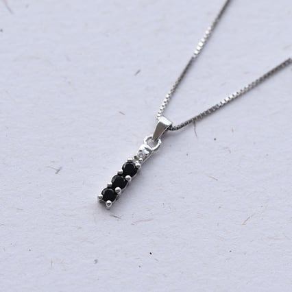Jemný stříbrný přívěsek s černými onyxy Freesia