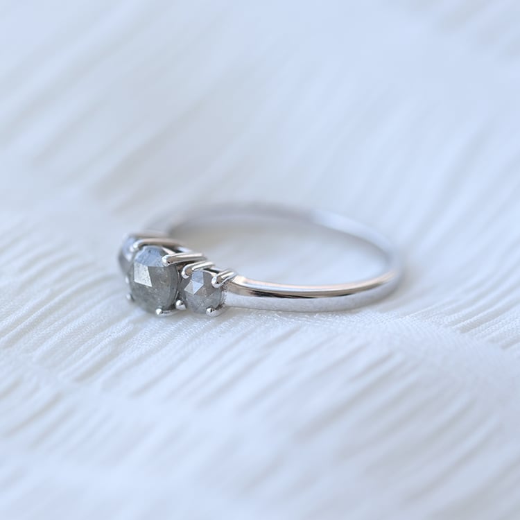 Zlatý prsten s třemi salt and pepper diamanty 61263