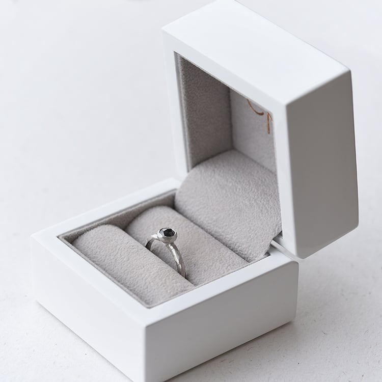 Tepaný zlatý prsten s černým diamantem 69655