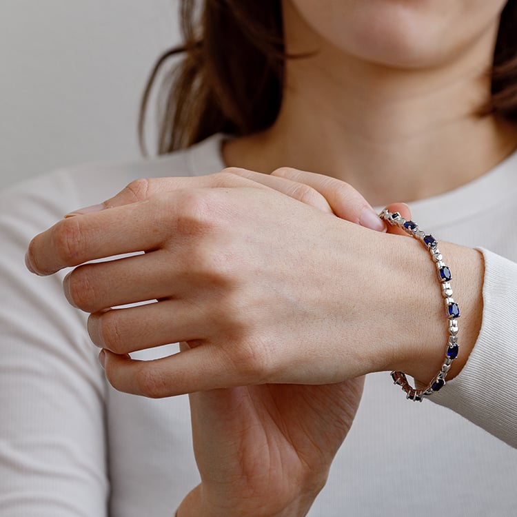 Stříbrný náramek s oválnými safíry Ove 133769