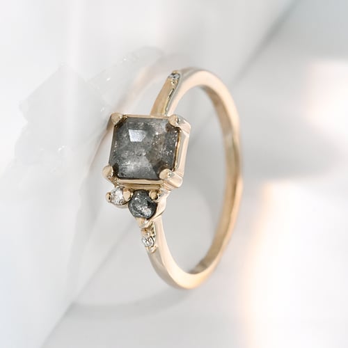 Prsten se salt and pepper diamantem a lab-grown diamanty Kenya