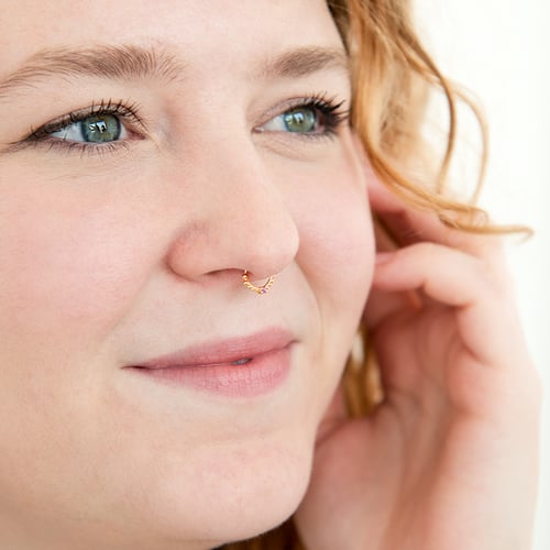 Zlatý septum piercing s ametystem Arla