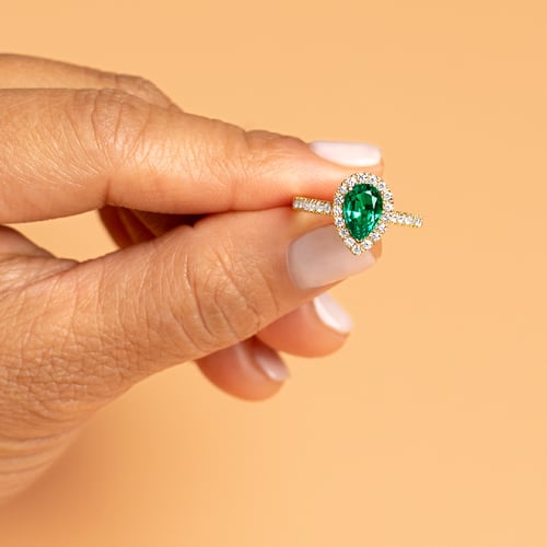 Zlatý halo prsten s pear lab-grown smaragdem a diamanty Mason